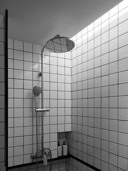 彩色淋浴器 头顶雨淋在黑白格栅瓷墙上 浴室角落的现代淋浴间空间盒内部 立式风格 — 图库照片