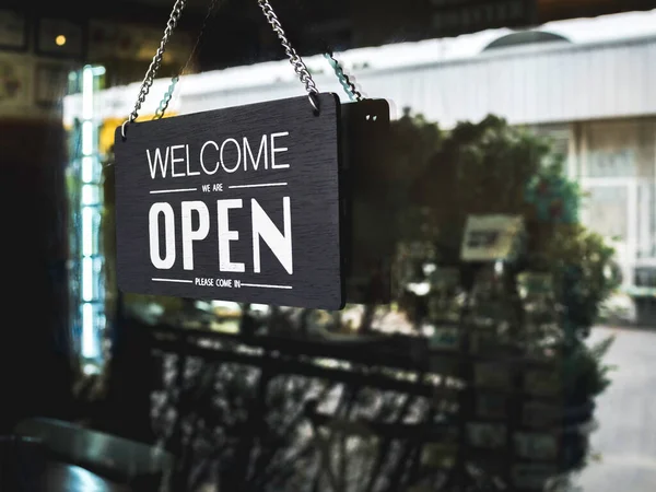 Kafe, kafe, kafe, restoran veya restoranın cam kapısında üzerinde 