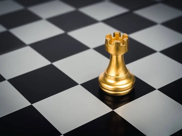 Золота Шахова Фігура Туру Стоїть Самоті Фоні Шахової Дошки Турок — стокове фото
