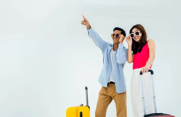 Gotowy Podróży Szczęśliwych Wakacji Wakacje Azjatycka Para Okularach Przeciwsłonecznych Wskazaniem — Zdjęcie stockowe