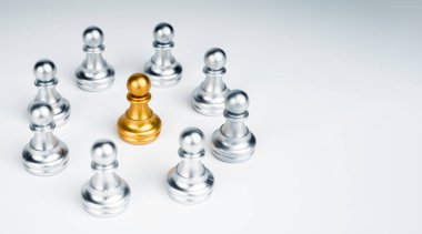 Gümüş piyon satranç taşının ortasında duran altın piyon satranç taşları beyaz arka planda kalabalığın önünde duruyor. Liderlik, Eşsiz, Etkileyici, Farklılık Konsepti.