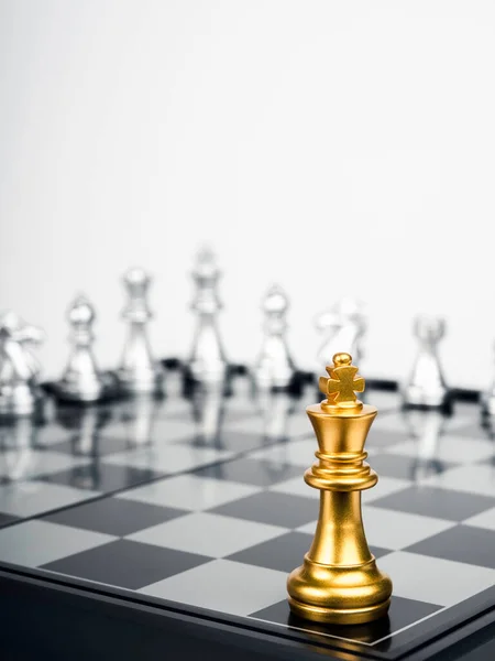 金王牌棋子站在棋盘角上银牌棋子前面的白色背景 对抗和商业战略概念 — 图库照片