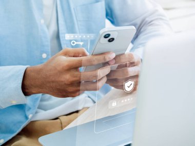 İki faktör doğrulaması ya da 2FA konsepti. Şifre doğrulama, kimlik doğrulama, biyometrik kimlik doğrulama teknolojisi olan siber güvenlik için telefondaki bilgisayarlı sanal anahtar simgesi.