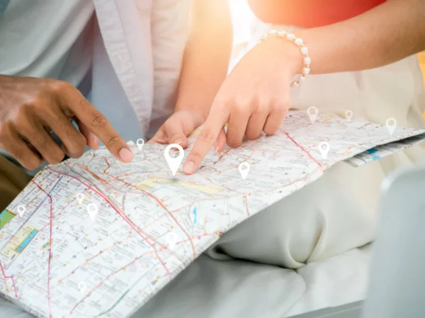 旅行や休暇の計画の概念を準備します ベッドの上のカップルの指で指す都市地図上の仮想クローズアップ位置アイコン 夏休み旅行計画 — ストック写真