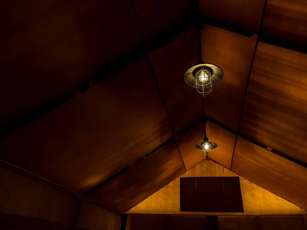 Stara Lampa Stylu Retro Wisząca Suficie Wewnątrz Dużego Namiotu Glamping — Zdjęcie stockowe