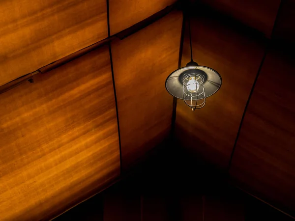 Stara Lampa Stylu Retro Wisząca Suficie Wewnątrz Dużego Namiotu Glamping — Zdjęcie stockowe