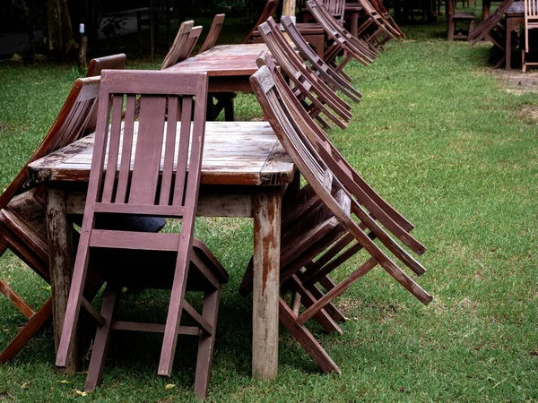 Vazio Velho Abandonado Mesa Jantar Madeira Jardim Jardim Jardim Verde — Fotografia de Stock