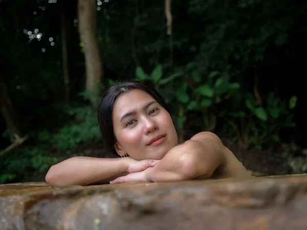 Mulher Asiática Bonita Relaxando Piscina Pedra Natural Livre Desfrutando Banheira — Fotografia de Stock