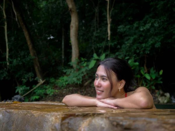 Hermosa Mujer Asiática Relajándose Piscina Piedra Natural Aire Libre Disfrutando — Foto de Stock