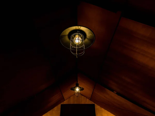古老的复古风格的灯挂在天花板内的大玻璃帐篷内的一个晚上 帐篷里的灯光 — 图库照片