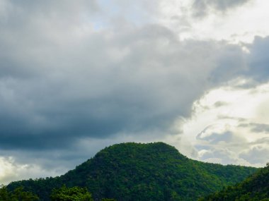 Yeşil orman dağ manzarası ve sabahları yağmur yağdıktan sonra bulutlu tropikal yağmur ormanları. Yeşil doğa toprak ve ekoloji.