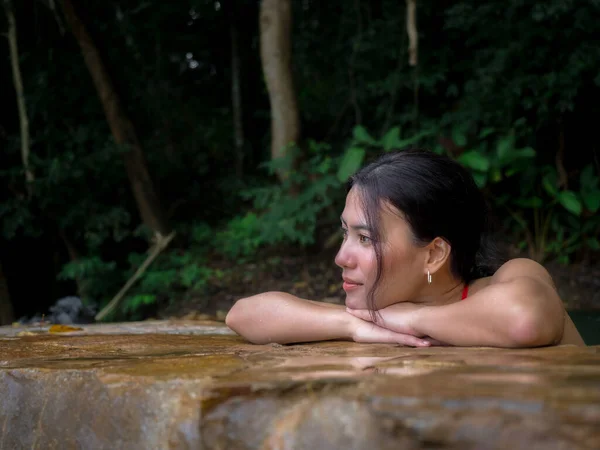Hermosa Mujer Asiática Relajándose Piscina Piedra Natural Aire Libre Disfrutando — Foto de Stock
