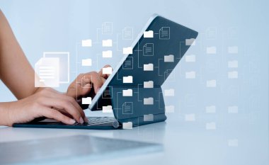 Belge yönetimi. Bulut hesaplama teknolojisi. Belge dosya bilgileri ve dizin simgeleri ve tablet bilgisayar kullanan kişi, çevrimiçi dijital veritabanı kavramı.