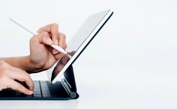 White Electronic Pen Pencil Person Hand Drawing Digital Tablet Screen — Φωτογραφία Αρχείου