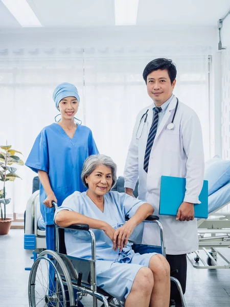 Άντρας Χειρουργός Γιατροί Και Επαγγελματίες Γυναίκες Βοηθοί Νοσηλευτικής Φροντίζουν Ηλικιωμένες — Φωτογραφία Αρχείου