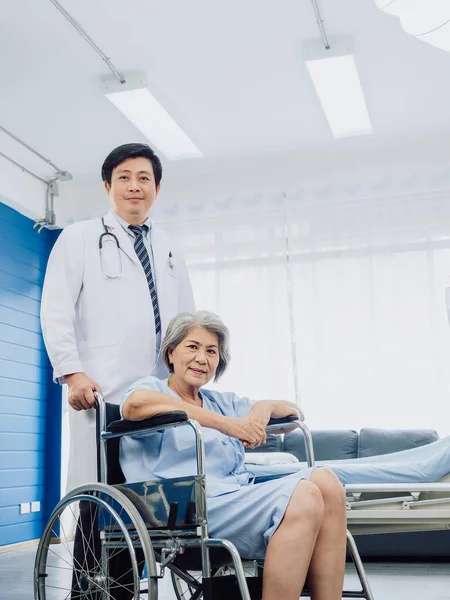 Asian Senior Woman Patient Dressed Light Blue Smiling Happily Sits — Zdjęcie stockowe