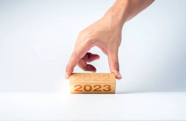 Κοντινό Πλάνο Χέρι Flipping 2022 Έως 2023 Έτος Αριθμούς Ημερολόγιο — Φωτογραφία Αρχείου