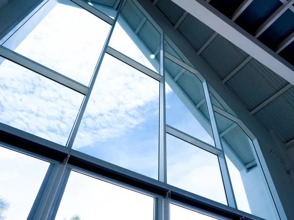 Gengelli Evindeki Büyük Cam Pencere Yapısı Dışarıda Mavi Gökyüzü Manzaralı — Stok fotoğraf
