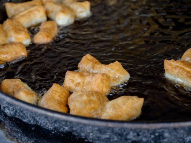 Tayland 'da kızarmış hamur çubukları ya da Patongko Tayland' da Asya 'da meşhur sokak yemekleri, Çin çörekleri. Uundan yapılmış ve sıcak yağla tavada pişirilmiş geleneksel bir çıtır çıtır atıştırmalık..