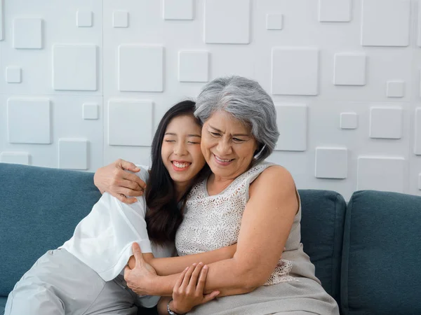 Retrato Feliz Asiático Sênior Mãe Vovô Cabelo Branco Abraçando Sua — Fotografia de Stock