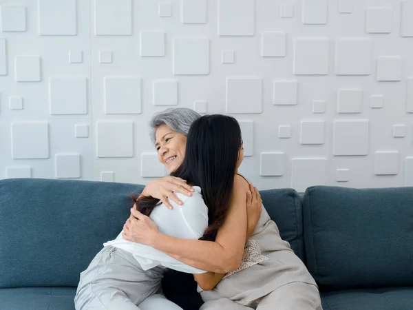 Retrato Feliz Asiático Sênior Mãe Avô Cabelos Brancos Abraçando Sua — Fotografia de Stock