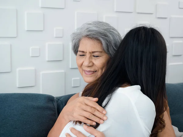 Close Retrato Feliz Asiático Sênior Mãe Avô Cabelos Brancos Abraçando — Fotografia de Stock
