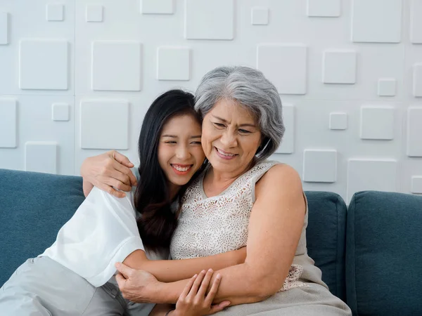 Retrato Feliz Asiático Sênior Mãe Avô Cabelos Brancos Abraçando Sua — Fotografia de Stock