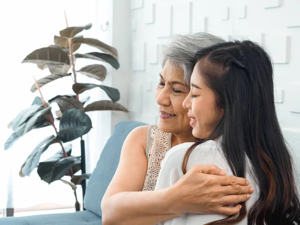 Close Retrato Feliz Asiático Sênior Mãe Avô Cabelos Brancos Abraçando — Fotografia de Stock