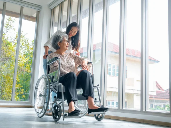 Mulher Idosa Asiática Feliz Mãe Avós Cadeira Rodas Cuidando Por — Fotografia de Stock