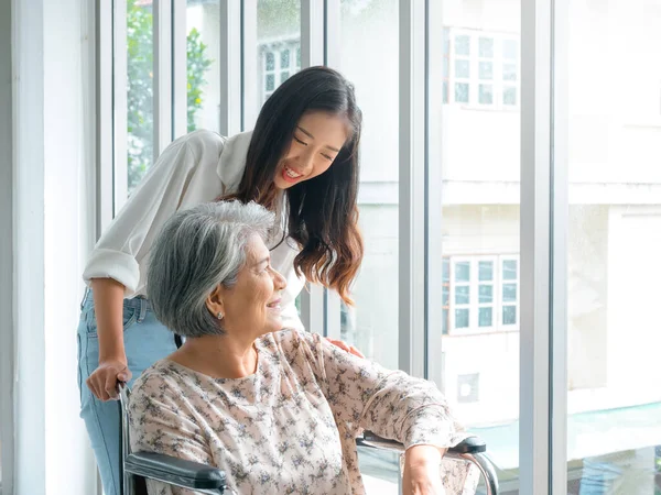 Heureuse Femme Âgée Asiatique Mère Grands Parents Fauteuil Roulant Prenant — Photo