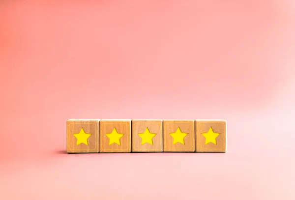 Kundenfeedback Umfrage Mit Gelbem Stern Auf Fünf Holzwürfelblöcken Auf Pastellrosa — Stockfoto