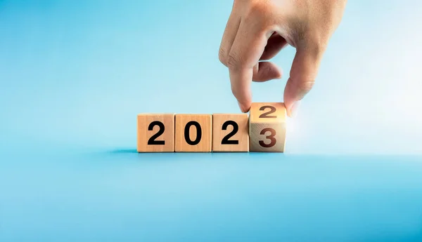2022历年改为2022年 在从2022年到2023年过渡的最后一个立方体块木块上的第2号至第3号转弯处的特写手已准备好开始 — 图库照片