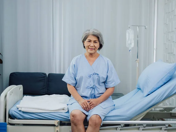Szczęśliwy Uśmiech Piękny Azjatycki Starsza Pani Pacjent Operacji Kolana Jasnoniebieskiej — Zdjęcie stockowe