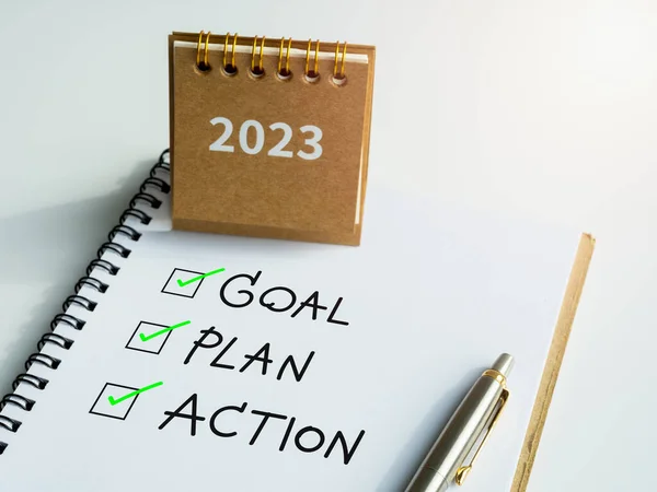 Goal Plan Action Text Checkmarks Notepad Pen Small Beige Desk — Stock Photo, Image