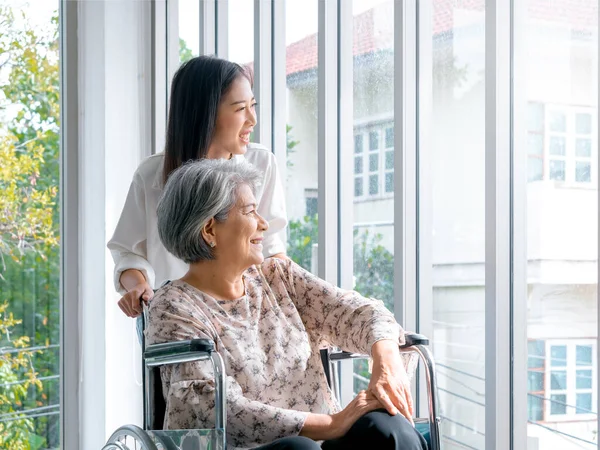 Mulher Idosa Asiática Feliz Mãe Avós Cadeira Rodas Cuidando Por — Fotografia de Stock