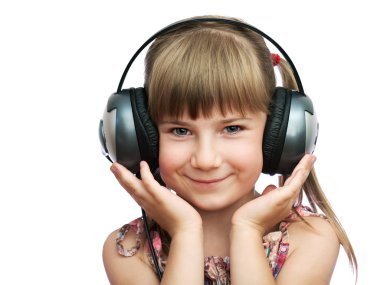 gülümseyen kız kulaklık düzenliyor