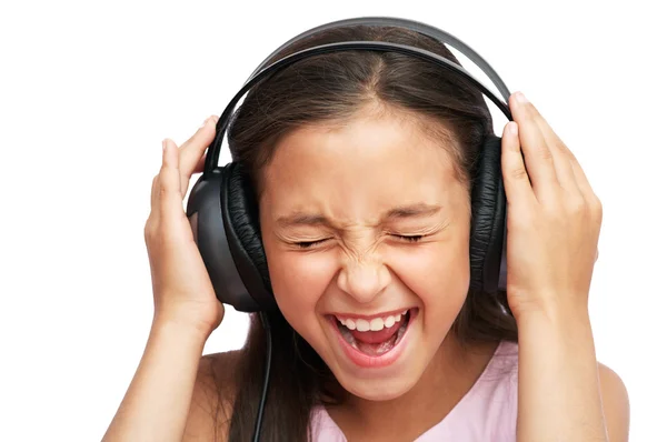 Het meisje luistert luid naar muziek. — Stockfoto