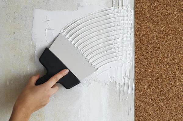 stick cork duvar kağıdı için bir smear yapmak
