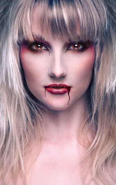 Сексапильная девушка в образе вампирши