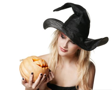 güzel cadı balkabağı tutar