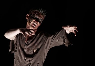 zombi stüdyoyu browm gömlekli