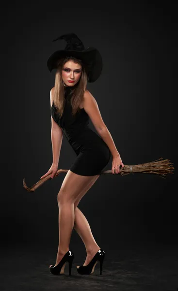 The girl with the broom is standing — Stock Photo, Image