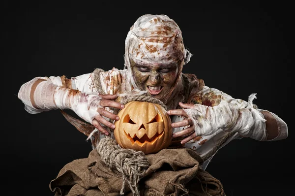 Scary mummy holding the pumpkin — Stock Photo, Image