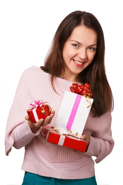 A menina sorridente com os presentes no estúdio — Fotografia de Stock