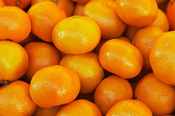 Bunch of fresh mandarin oranges on market — Stock Photo, Image
