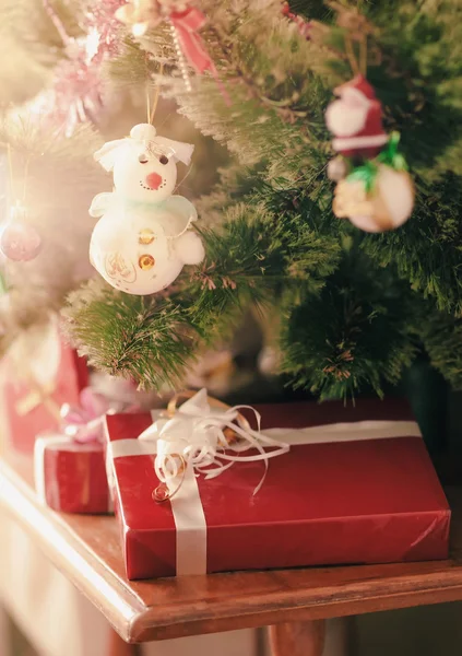Presenteert onder de boom op kerstochtend — Stockfoto