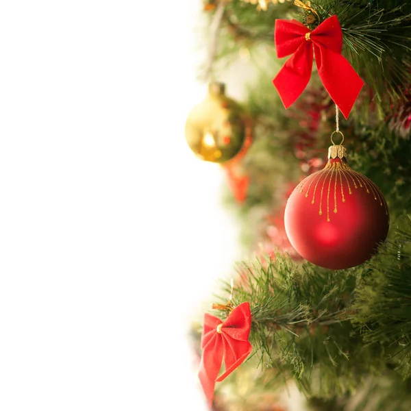 Χριστουγεννιάτικη μπάλα στο δέντρο Royalty Free Εικόνες Αρχείου
