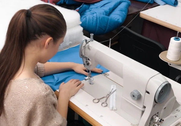 Вона шиє на швейній машинці — стокове фото