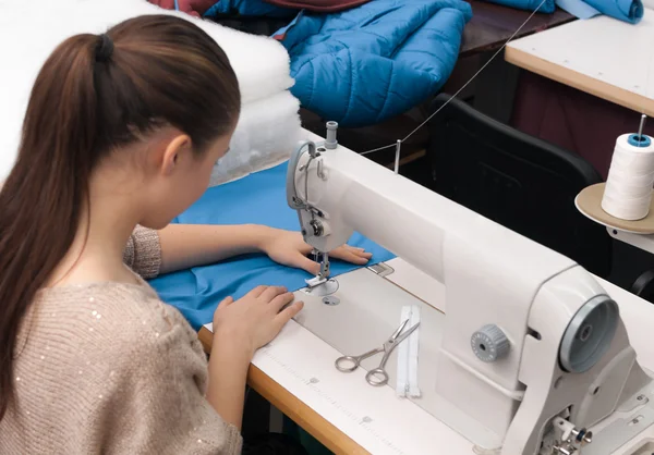 Elle coud sur la machine à coudre — Photo