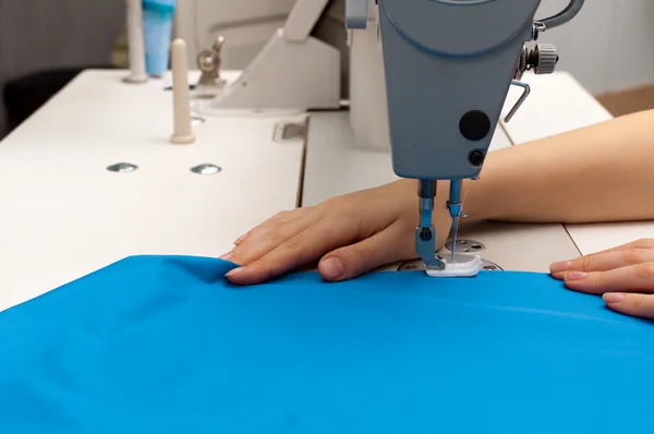 Trabalho na máquina de costura — Fotografia de Stock